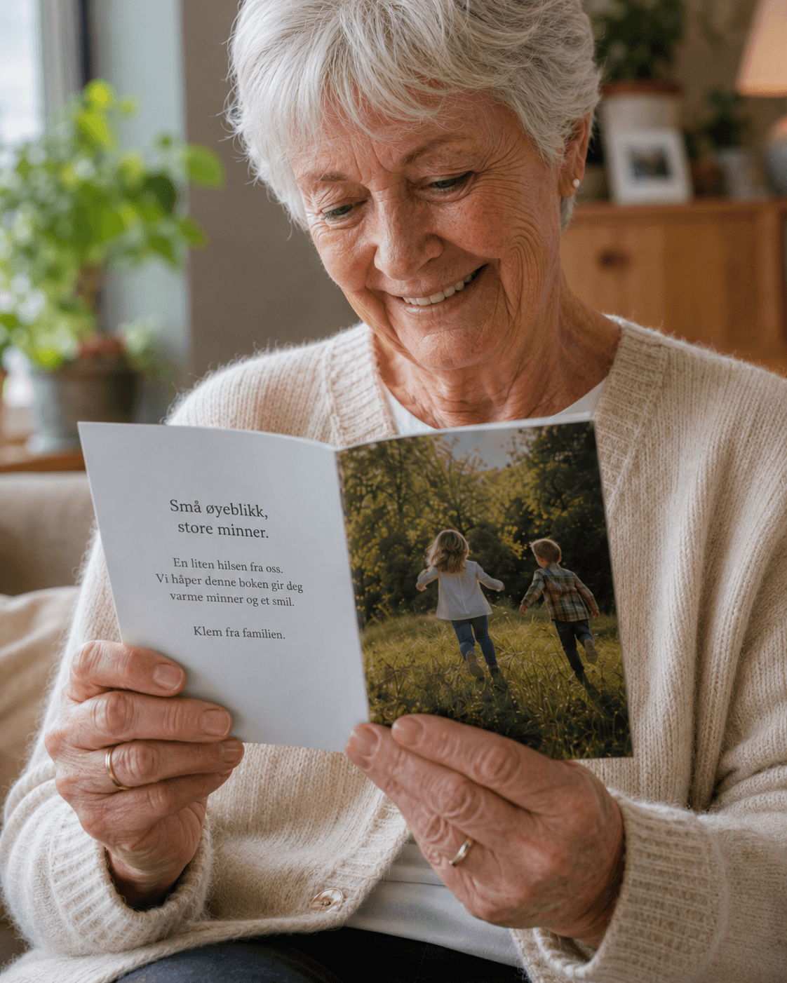 Bestemor leser en personlig Brevglede-fotobok med familiebilder